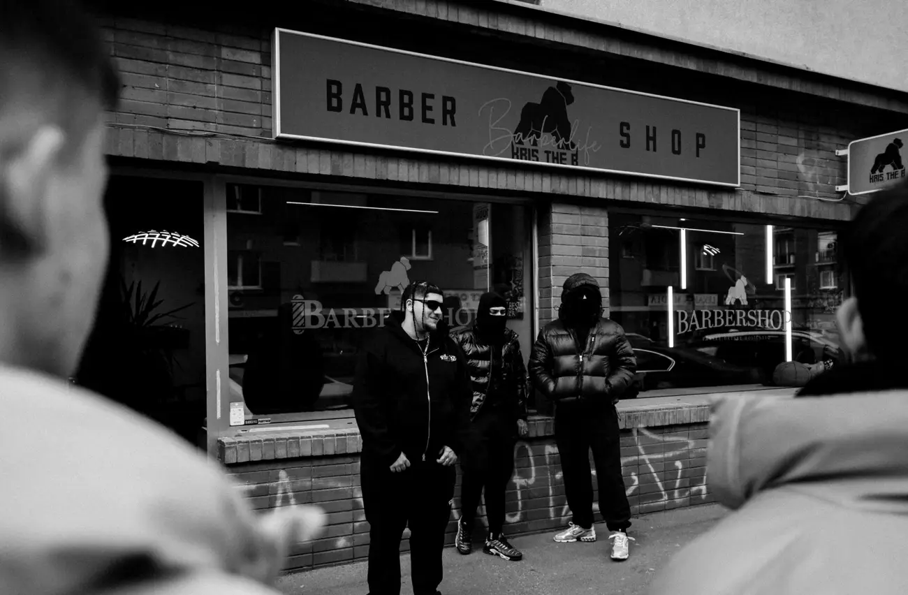 Partia pred výkladom barbershopu pri natáčaní