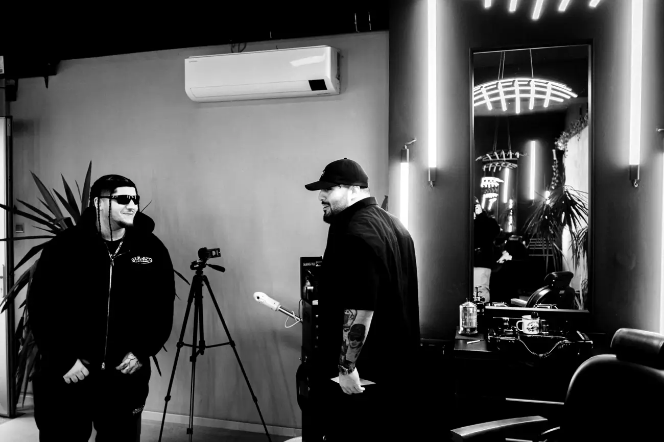 Rozhovor pred kamerou na statíve v shope