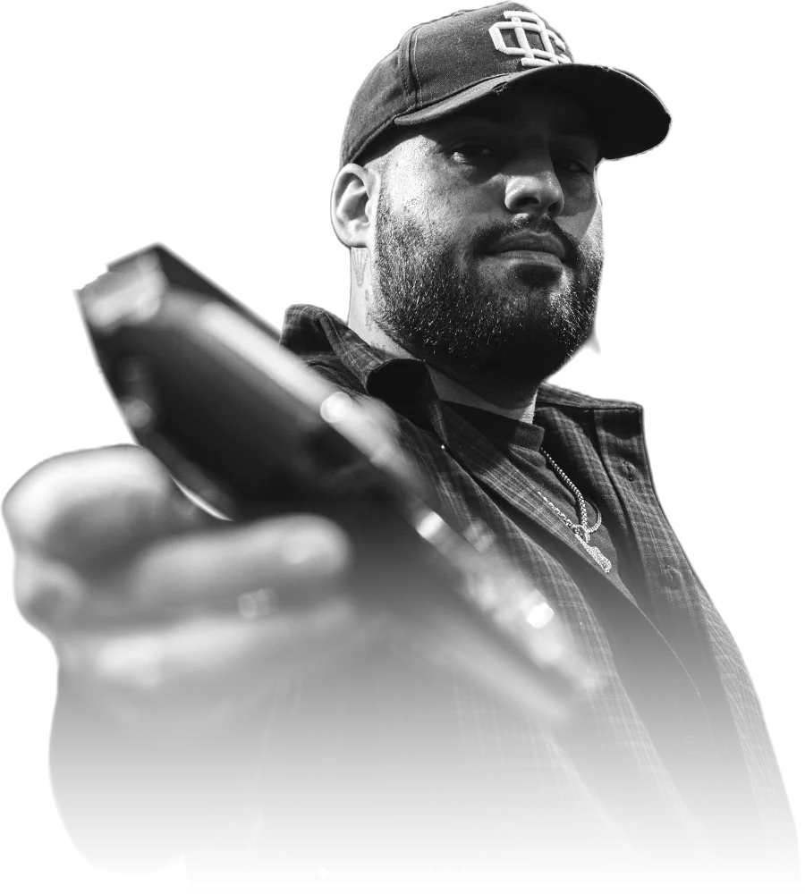 Kris The B v šiltovke so strojčekom